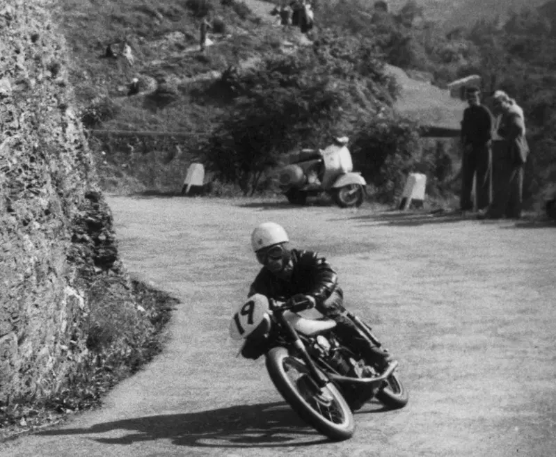 Alcune case hanno realizzato moto specificamente studiate per imporsi nelle gare stradali. Questa &egrave; una Morini Rebello 175, apparsa nel 1955
