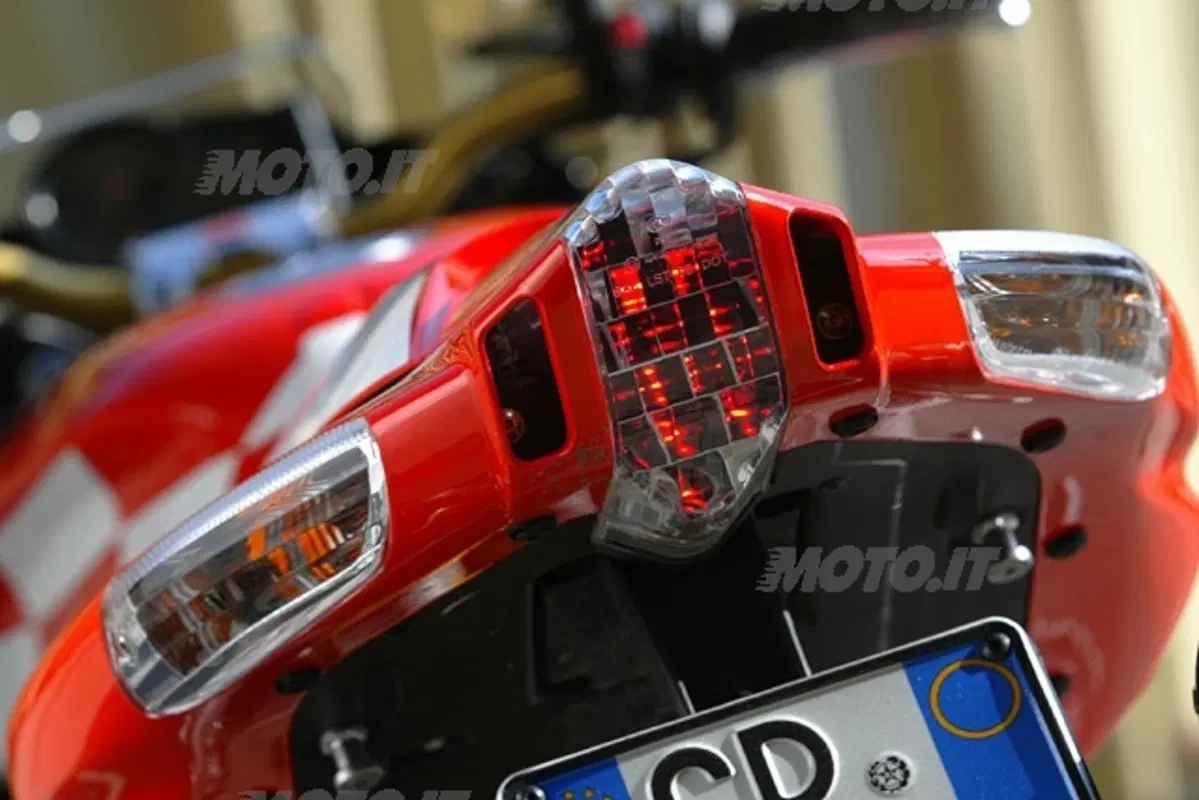 APRILIA Tuono 1000 R (12)
