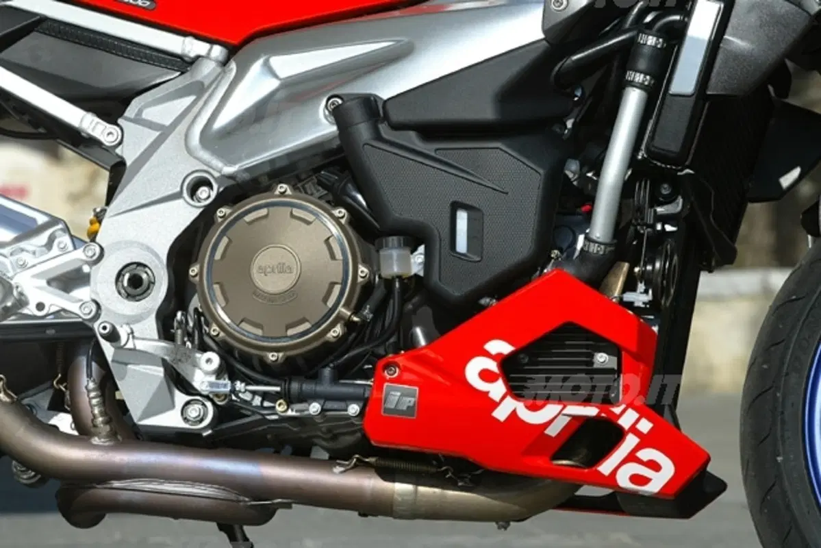 APRILIA Tuono 1000 R (14)
