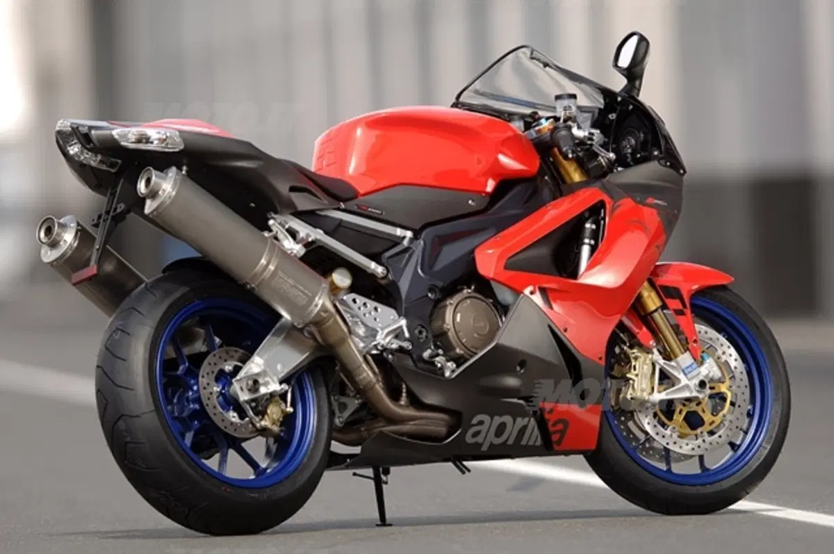 Aprilia RSV1000R e R Factory '06 (3)