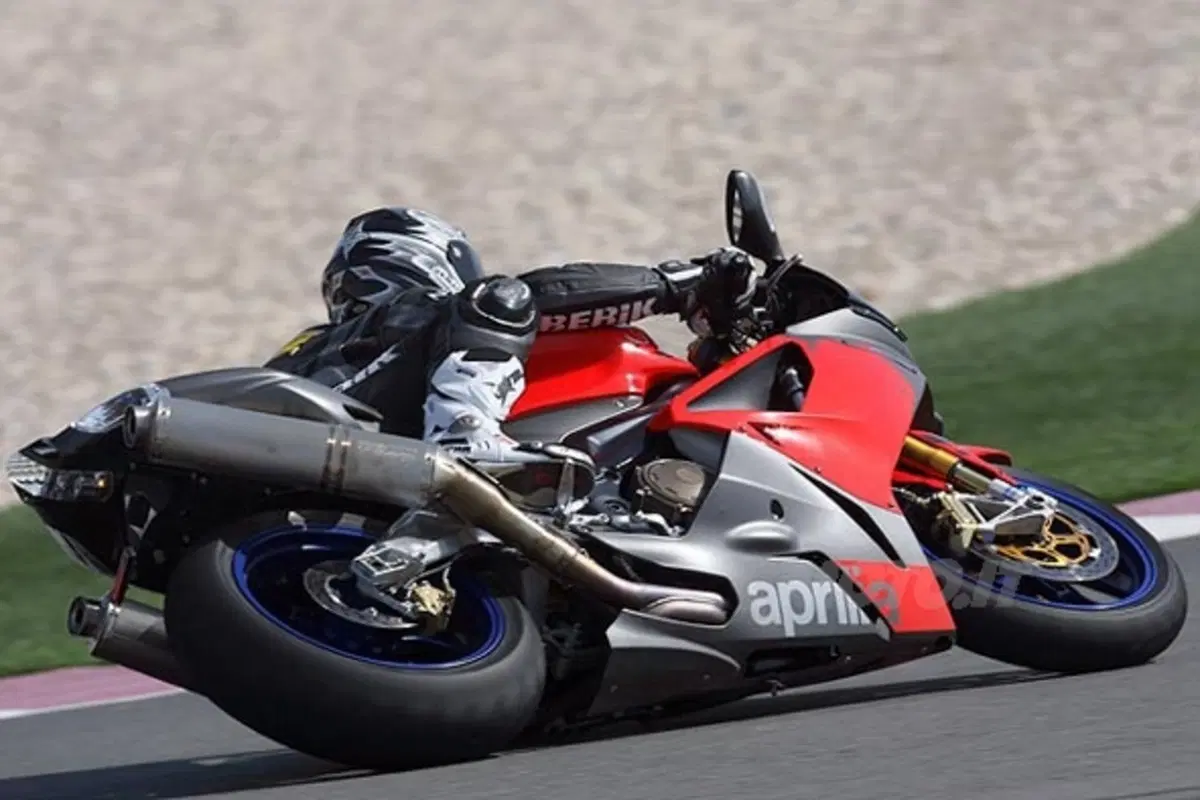 Aprilia RSV1000R e R Factory '06 (4)