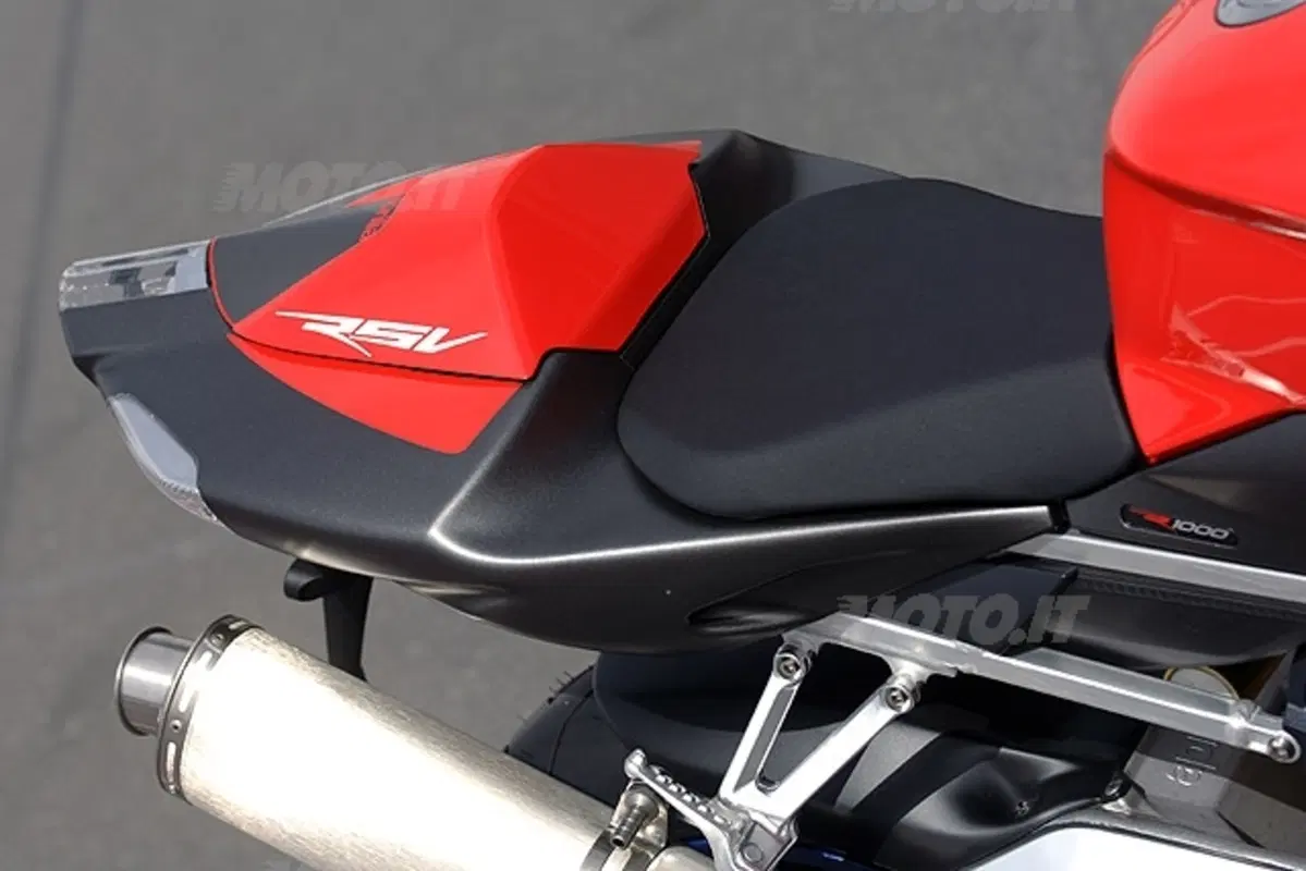 Aprilia RSV1000R e R Factory '06 (7)