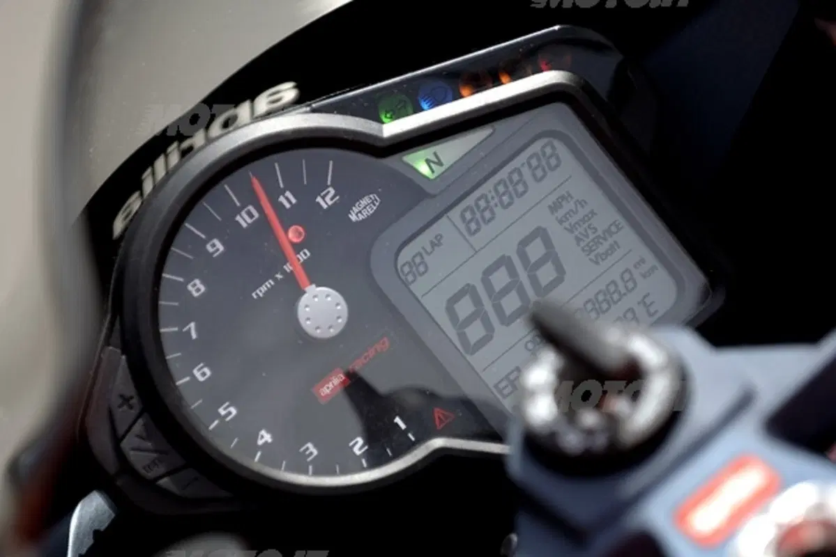 Aprilia RSV1000R e R Factory '06 (10)