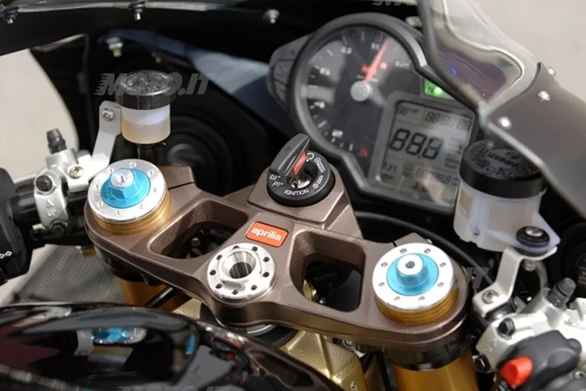 Aprilia RSV1000R e R Factory '06 (14)