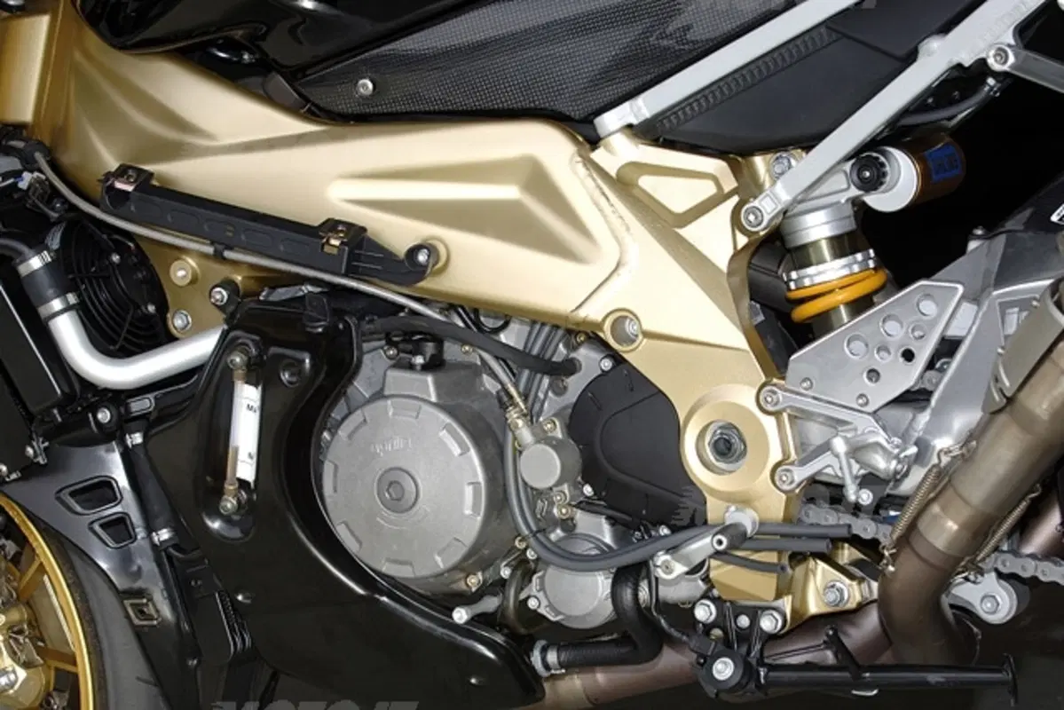 Aprilia RSV1000R e R Factory '06 (16)