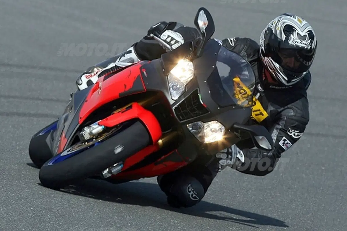 Aprilia RSV1000R e R Factory '06 (21)
