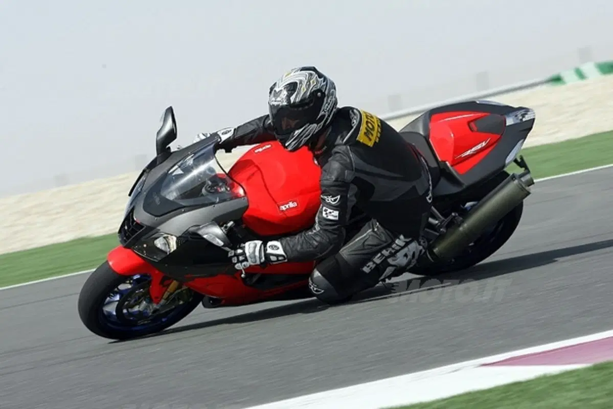 Aprilia RSV1000R e R Factory '06 (22)