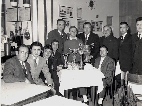 Cena della scuderia Speedy Gonzales; Luciano Garagnani e Franco Farnè sono il secondo e il terzo da sinistra e Giancarlo Bortolotti è a sedere, alla destra del tavolo. Renato Tarlazzi è in piedi tra Giovanni Giovannini (con gli occhiali) e il presidente del moto club, Silvio Zacchiroli