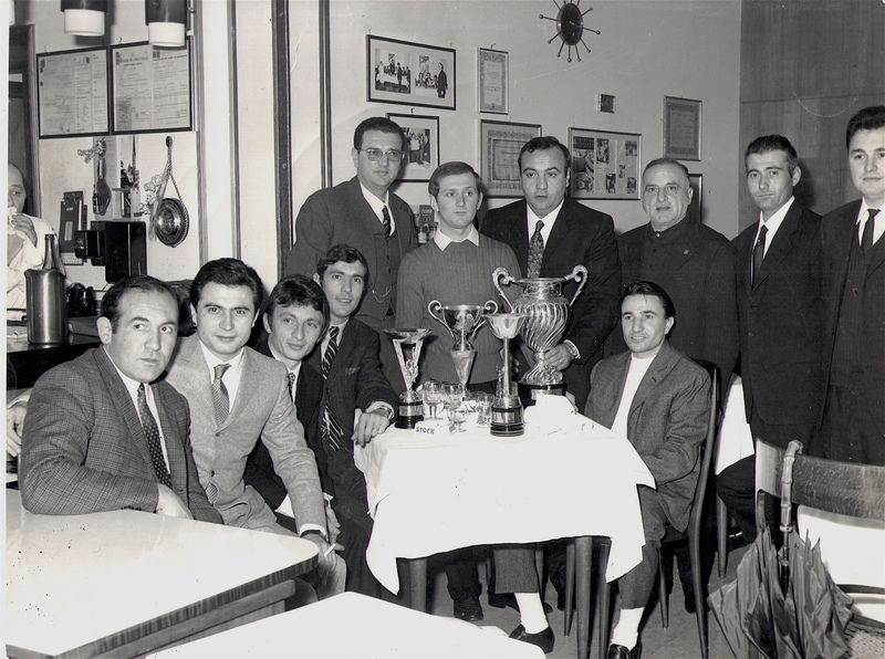 Cena della scuderia Speedy Gonzales; Luciano Garagnani e Franco Farn&egrave; sono il secondo e il terzo da sinistra e Giancarlo Bortolotti &egrave; a sedere, alla destra del tavolo. Renato Tarlazzi &egrave; in piedi tra Giovanni Giovannini (con gli occhiali) e il presidente del moto club, Silvio Zacchiroli