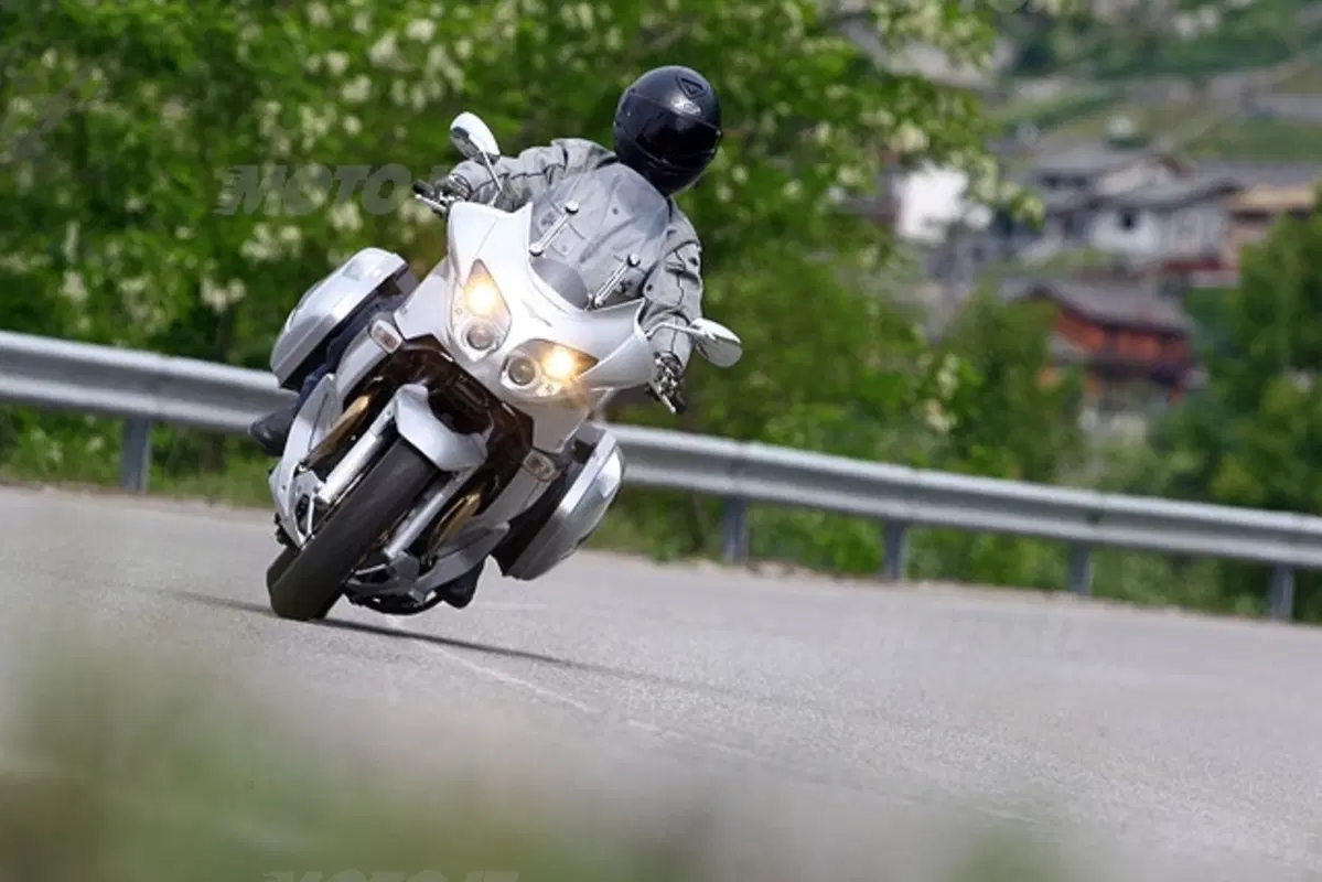MOTO GUZZI NORGE 1200 (14)