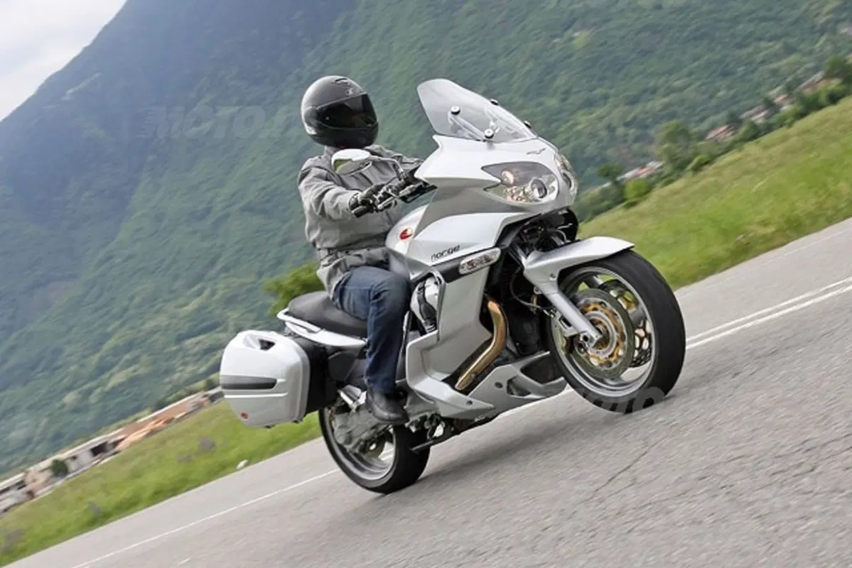 MOTO GUZZI NORGE 1200 (15)