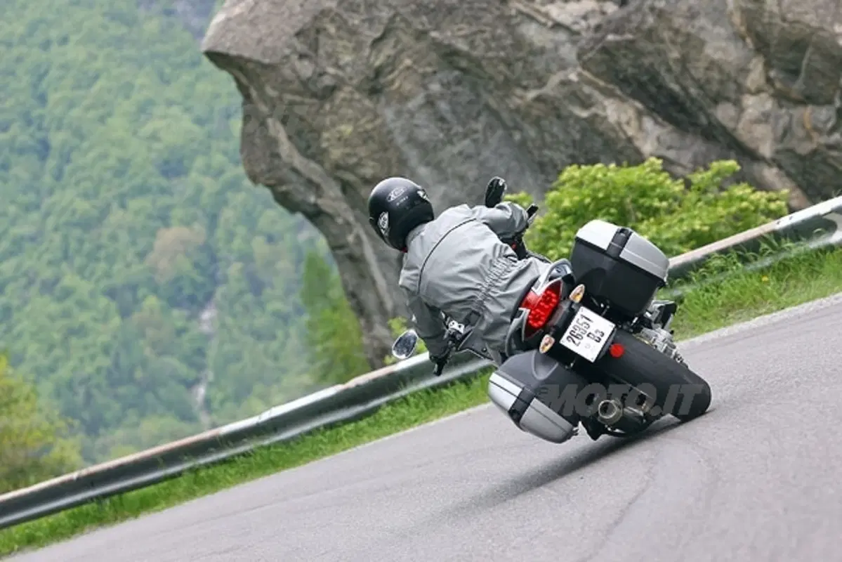 MOTO GUZZI NORGE 1200 (16)