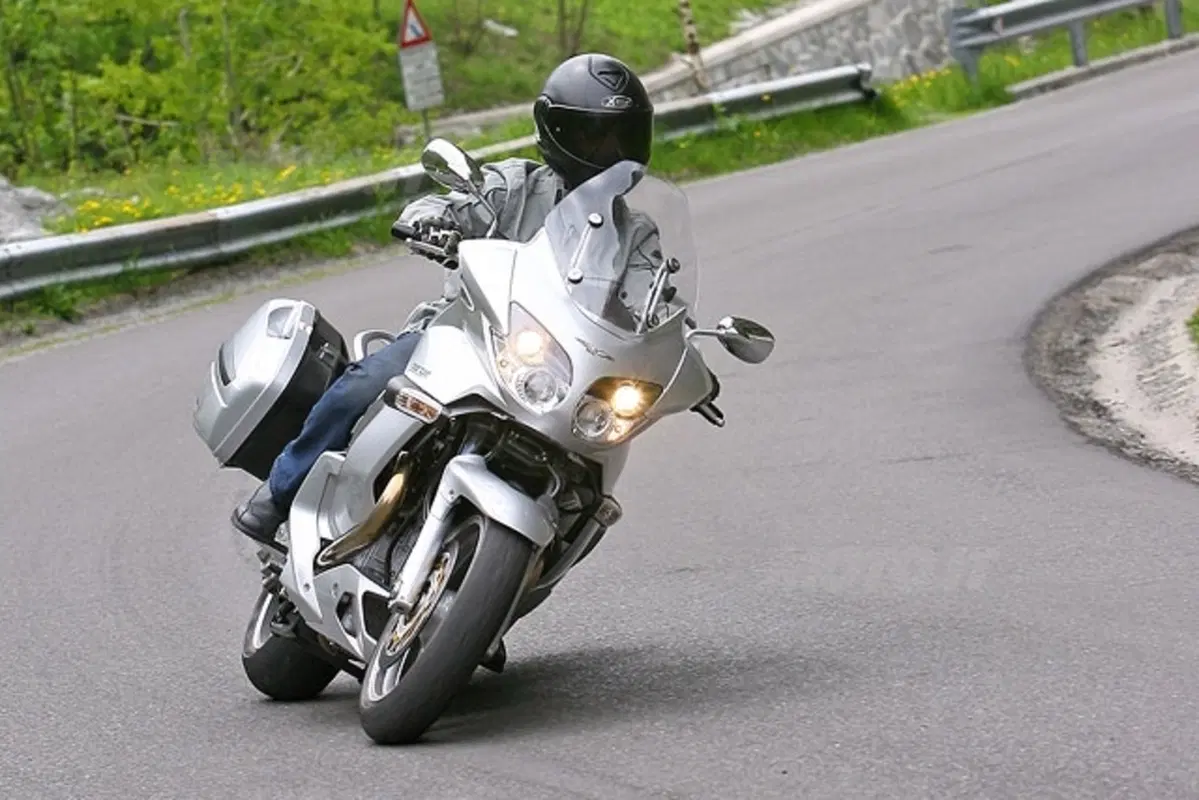 MOTO GUZZI NORGE 1200 (19)