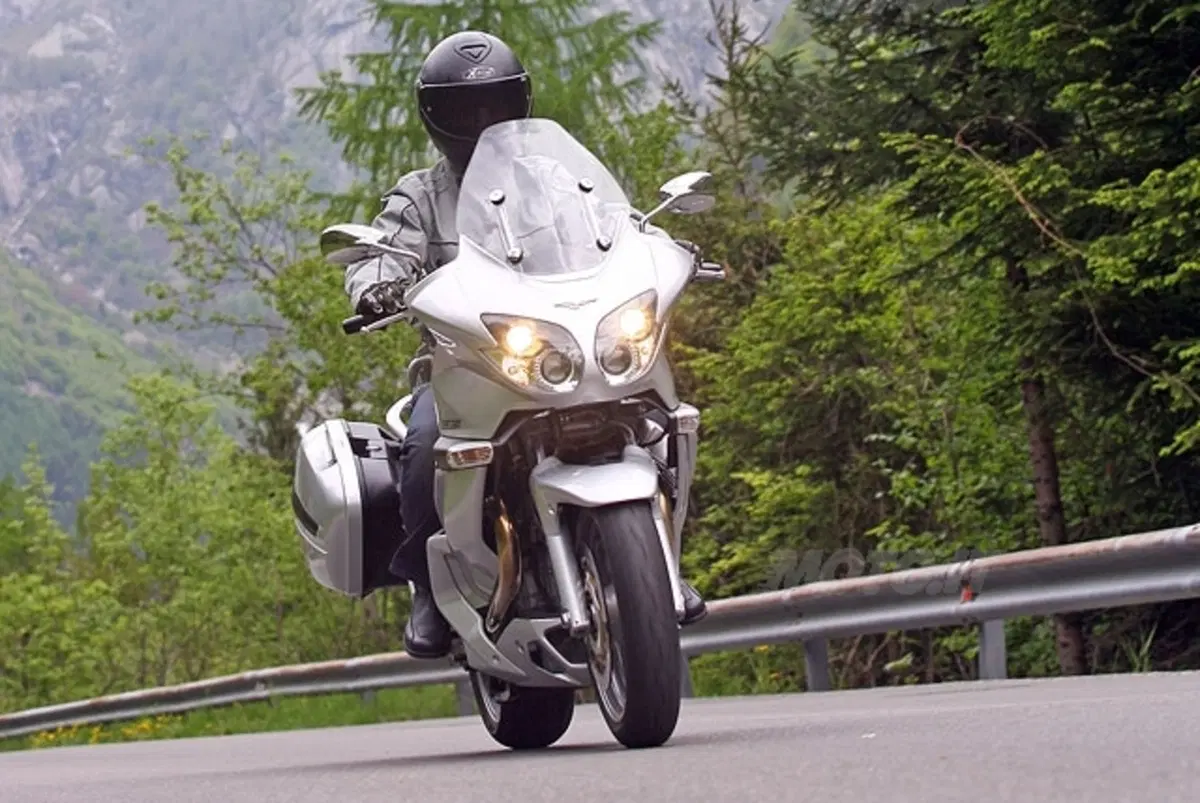 MOTO GUZZI NORGE 1200 (20)