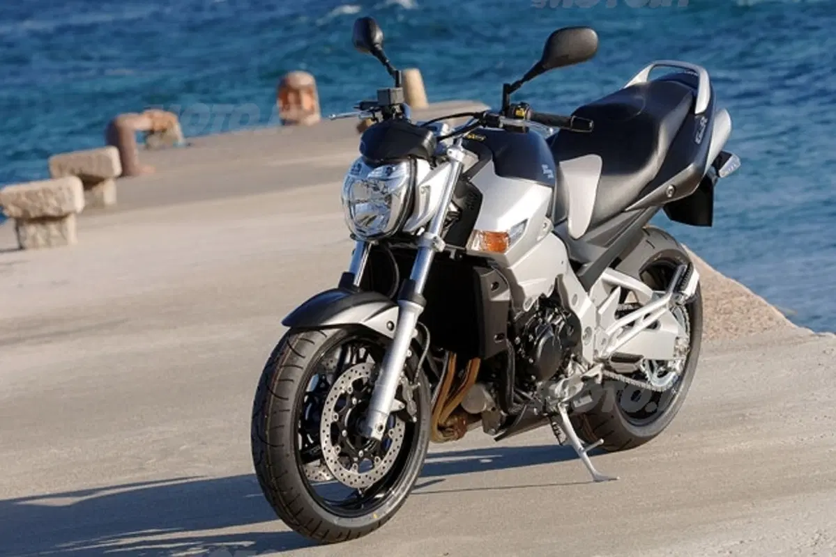 SUZUKI GSR 600