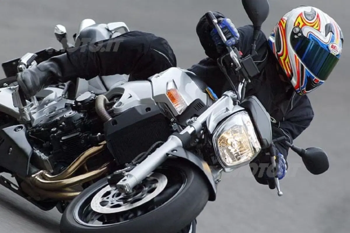 SUZUKI GSR 600 (2)