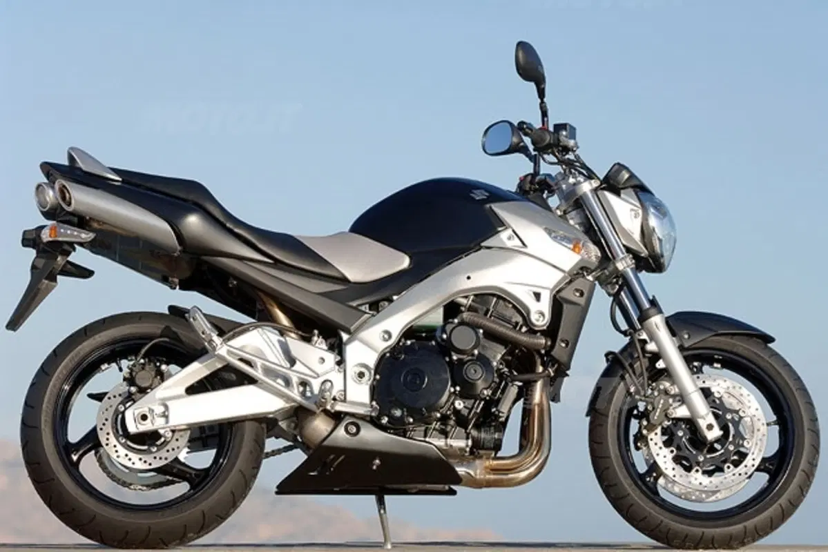 SUZUKI GSR 600 (3)