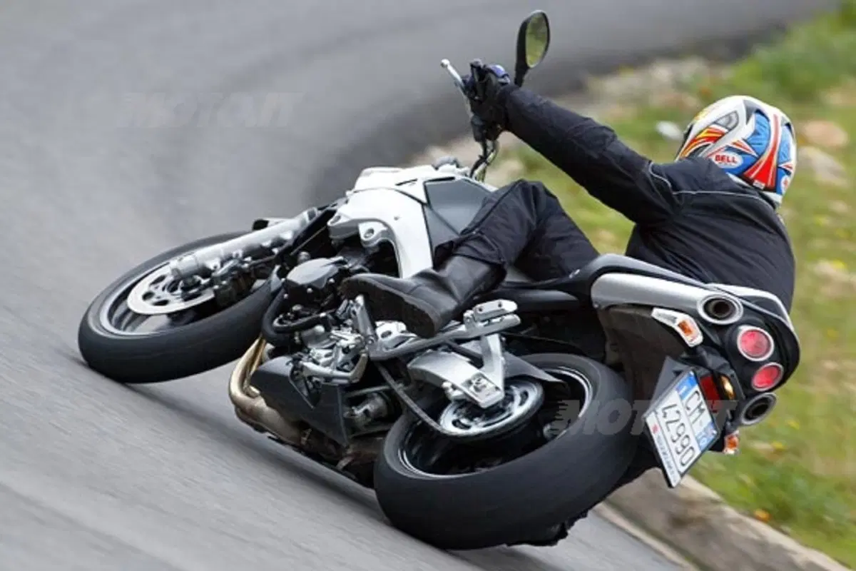 SUZUKI GSR 600 (4)