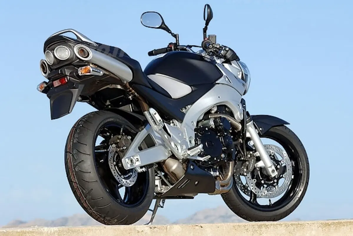 SUZUKI GSR 600 (5)