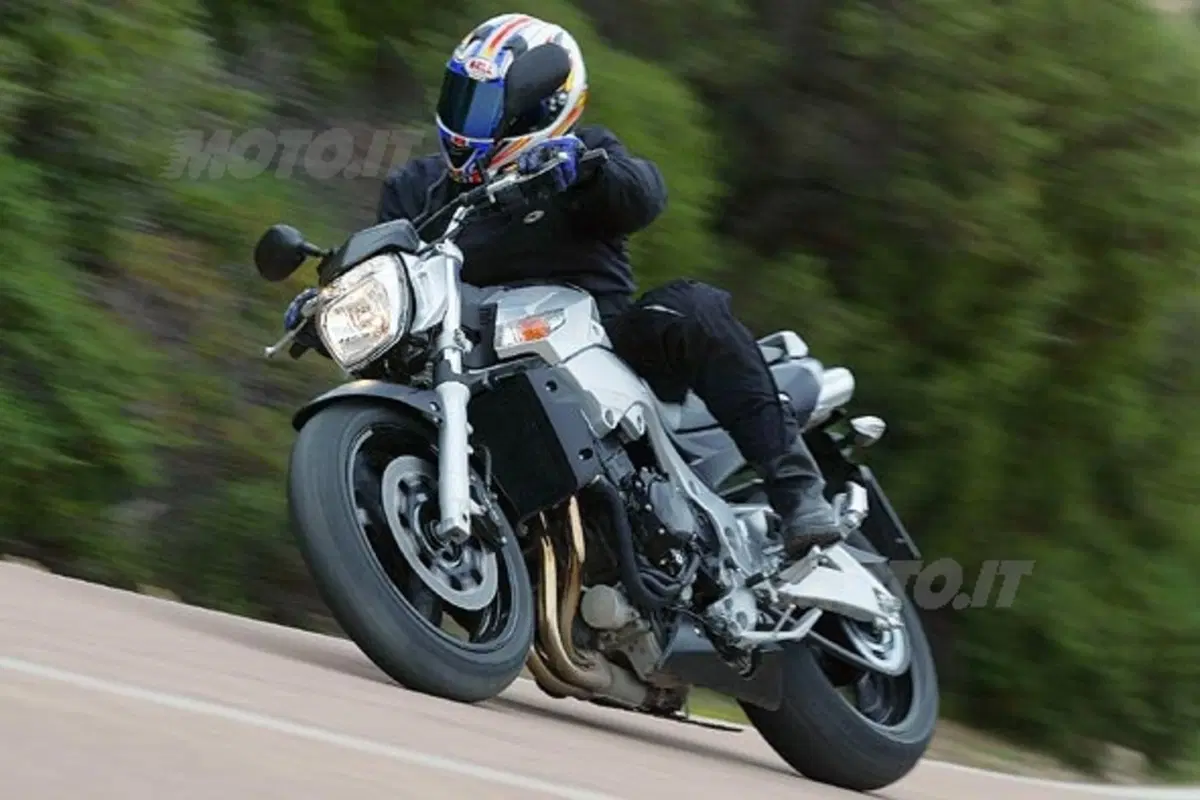 SUZUKI GSR 600 (6)