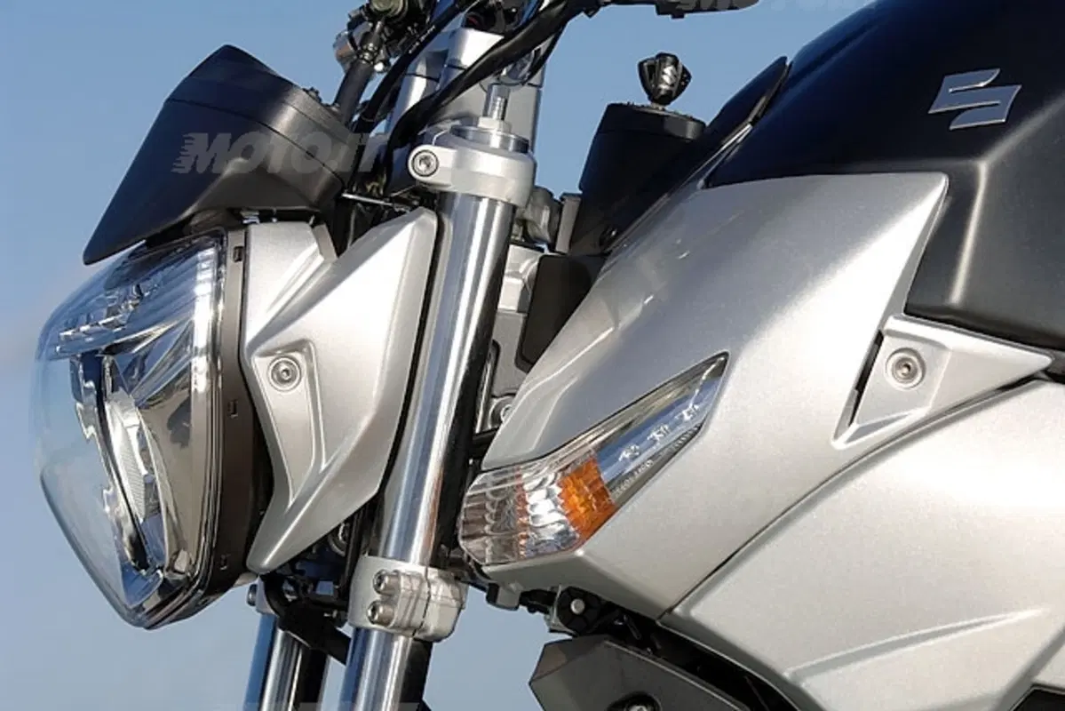 SUZUKI GSR 600 (7)