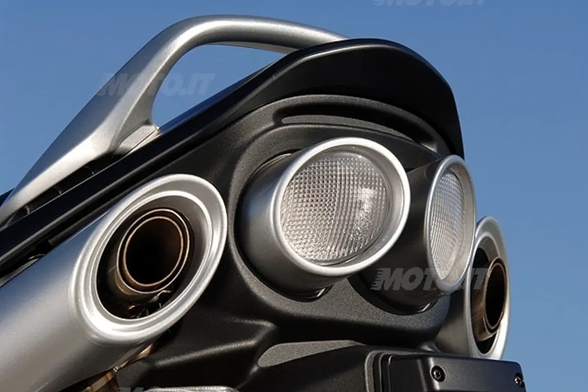 SUZUKI GSR 600 (9)