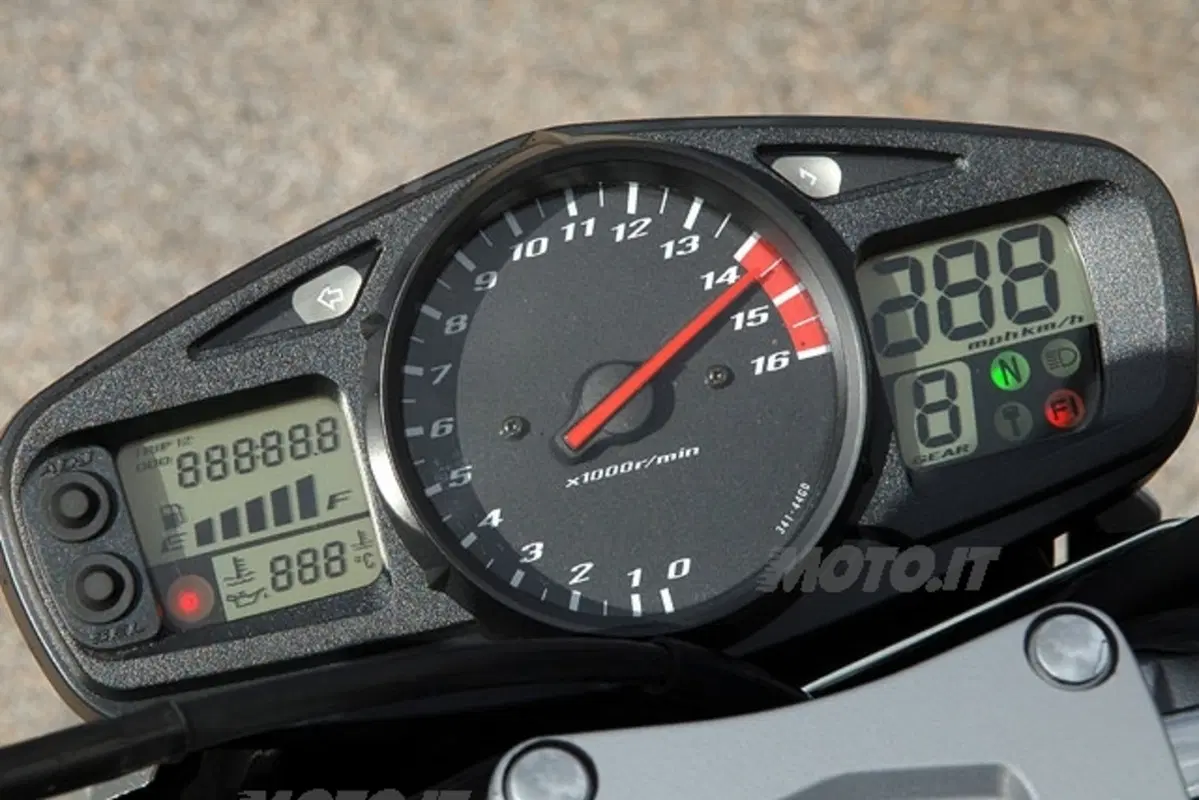 SUZUKI GSR 600 (10)