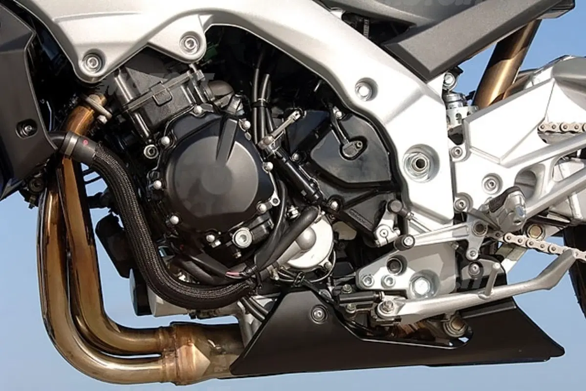 SUZUKI GSR 600 (11)