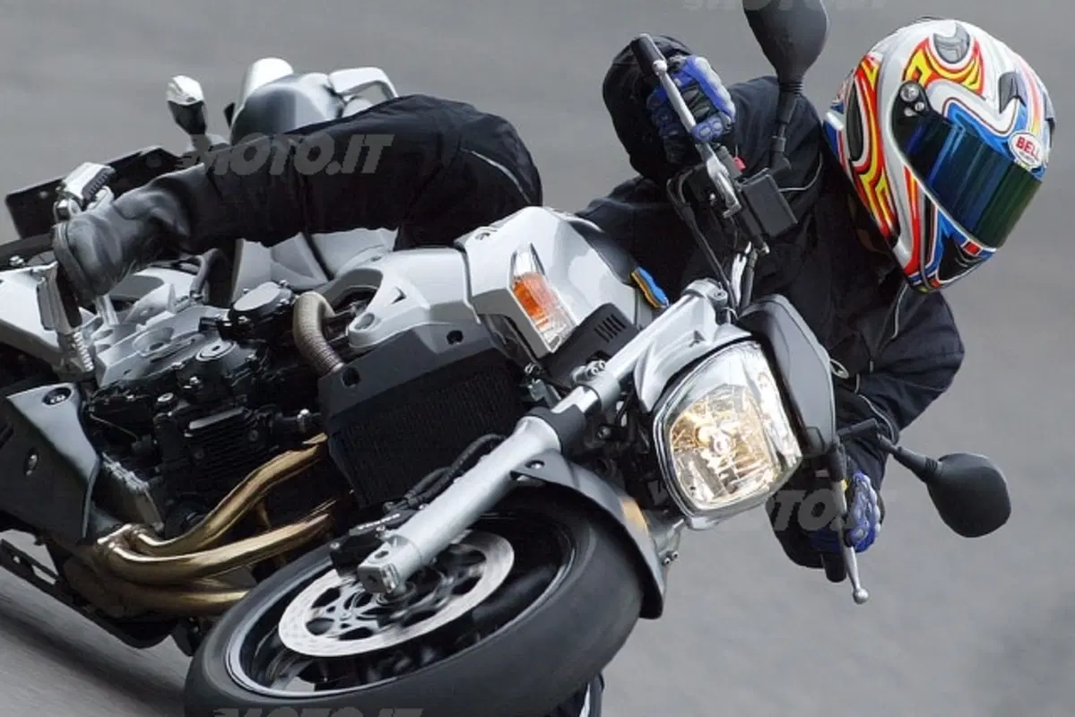 SUZUKI GSR 600 (15)