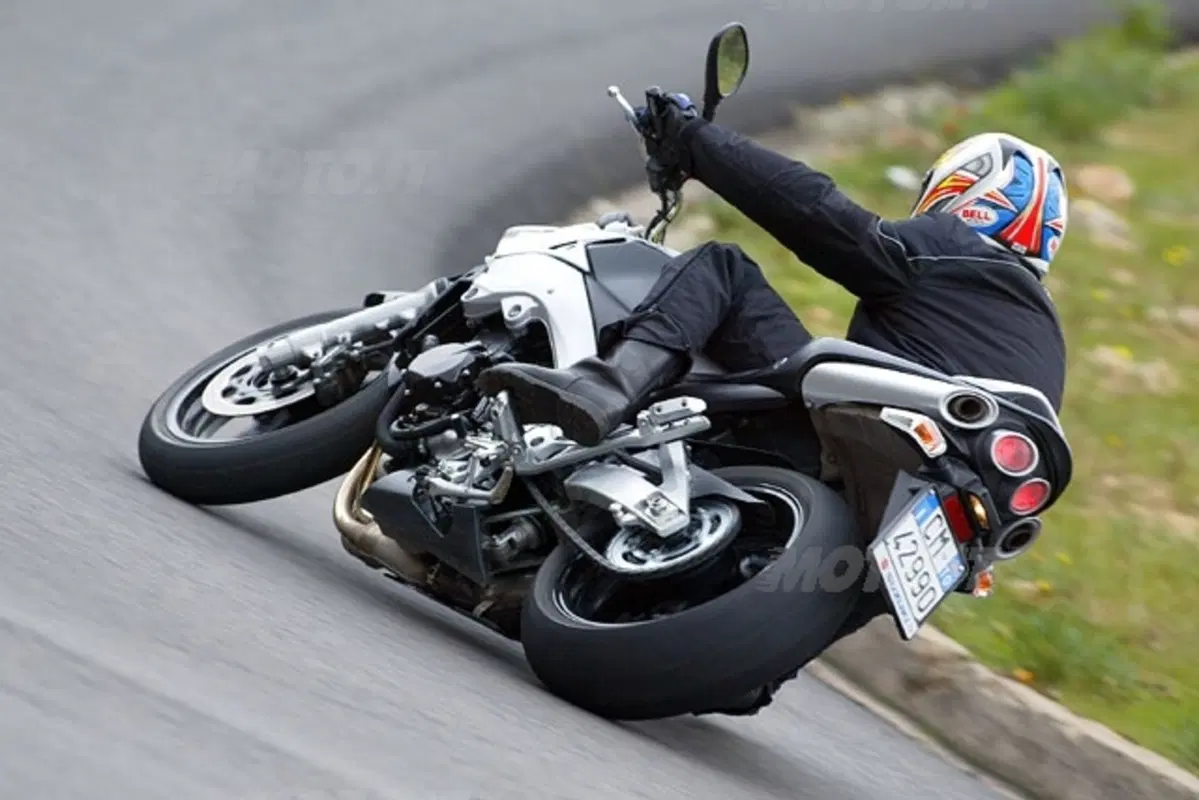 SUZUKI GSR 600 (16)