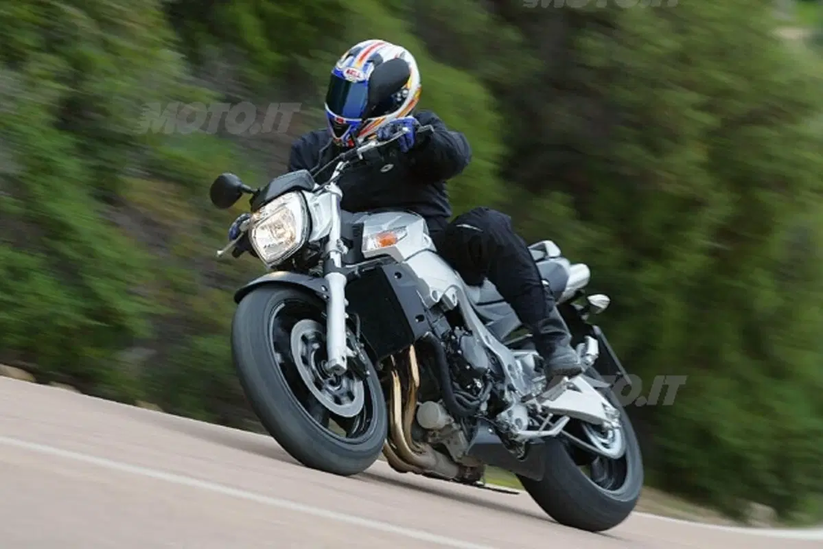 SUZUKI GSR 600 (17)