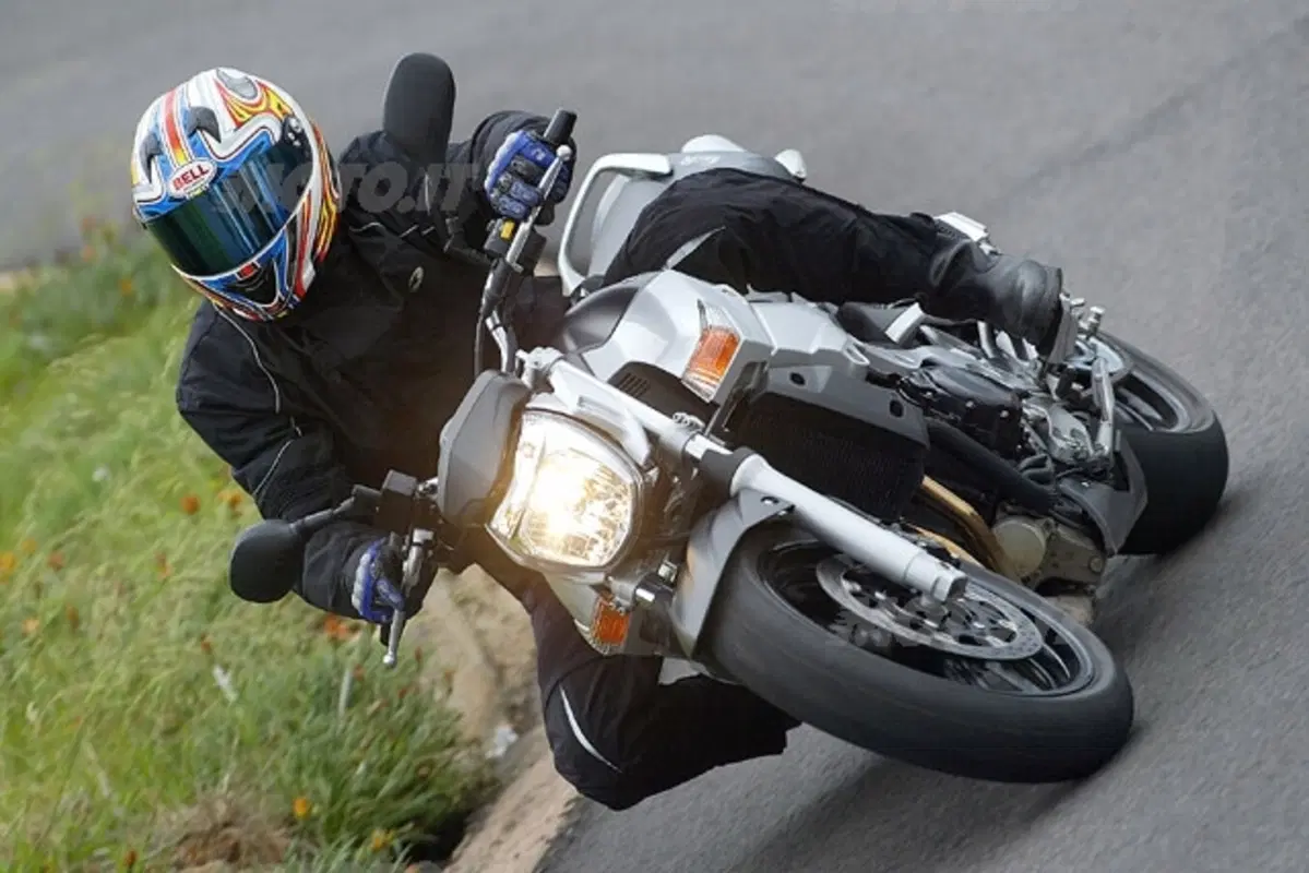 SUZUKI GSR 600 (18)