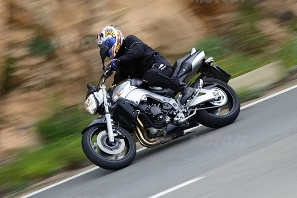 SUZUKI GSR 600 (19)