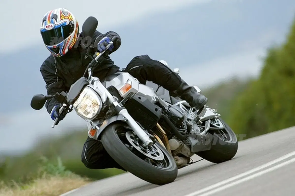 SUZUKI GSR 600 (20)