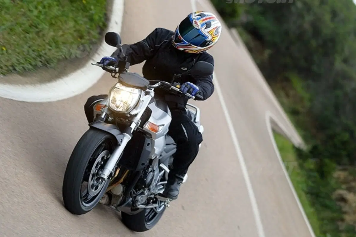 SUZUKI GSR 600 (21)