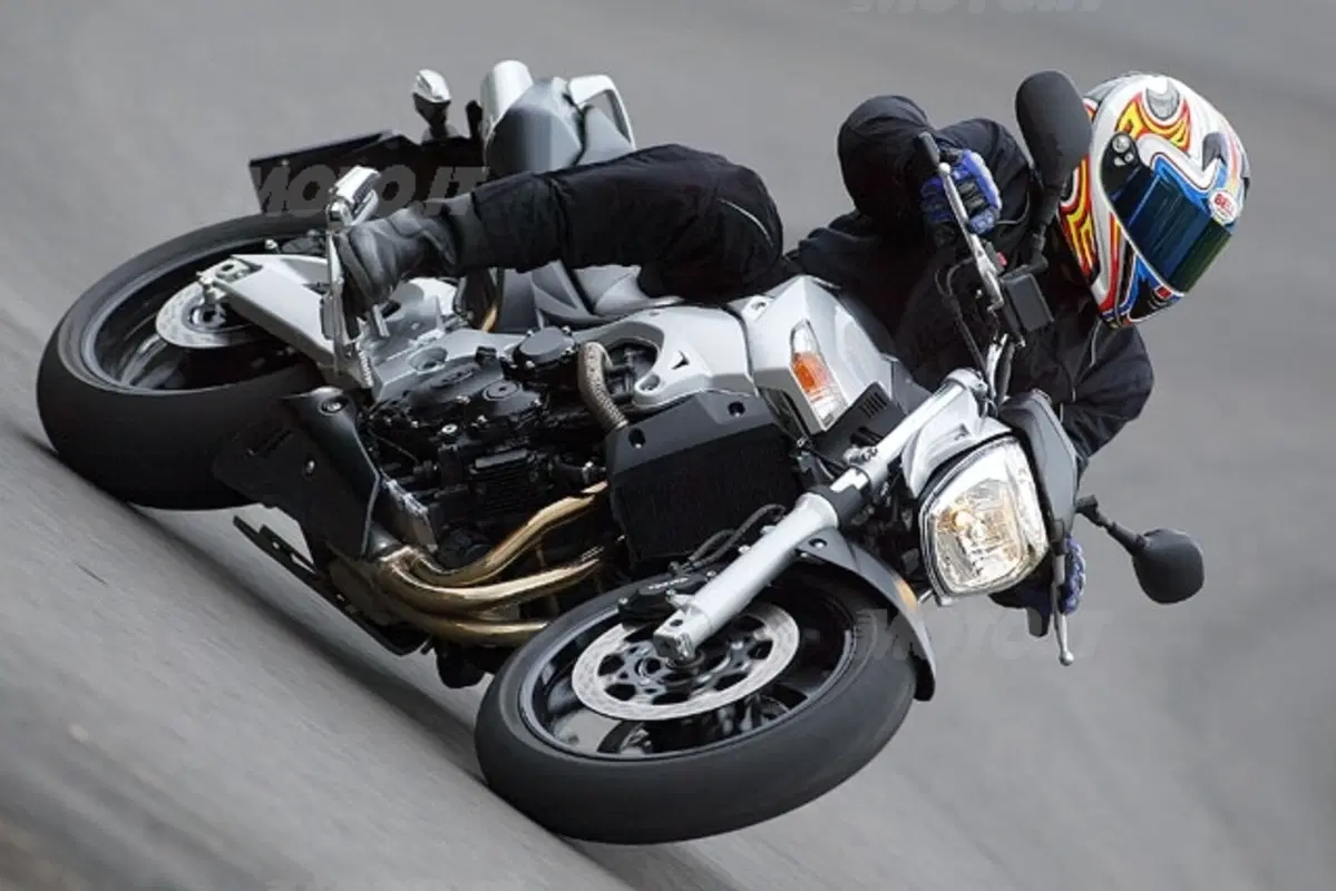 SUZUKI GSR 600 (22)