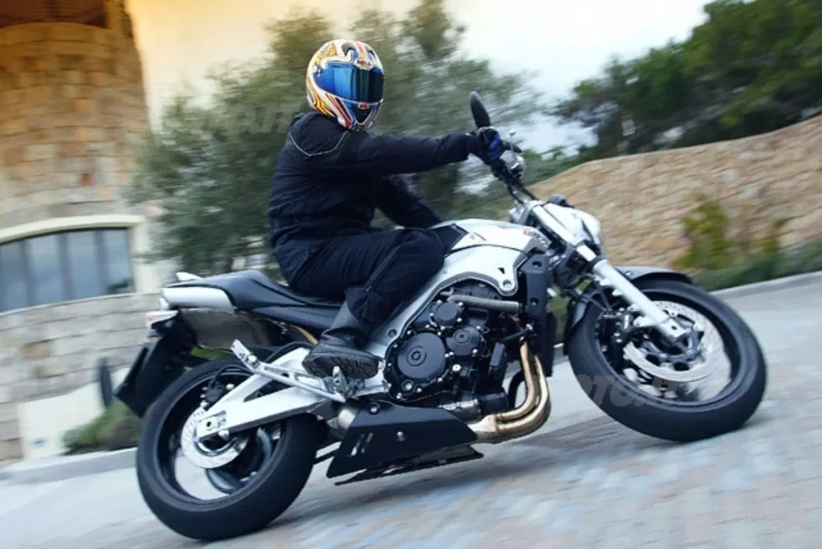 SUZUKI GSR 600 (23)