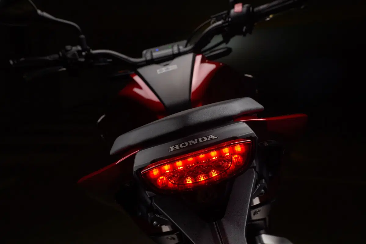 Honda CB125R (29)