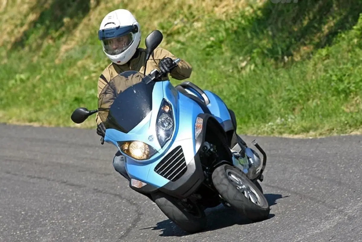 PIAGGIO MP3 (12)