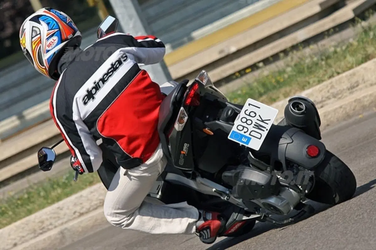 DERBI GP1 250 (10)