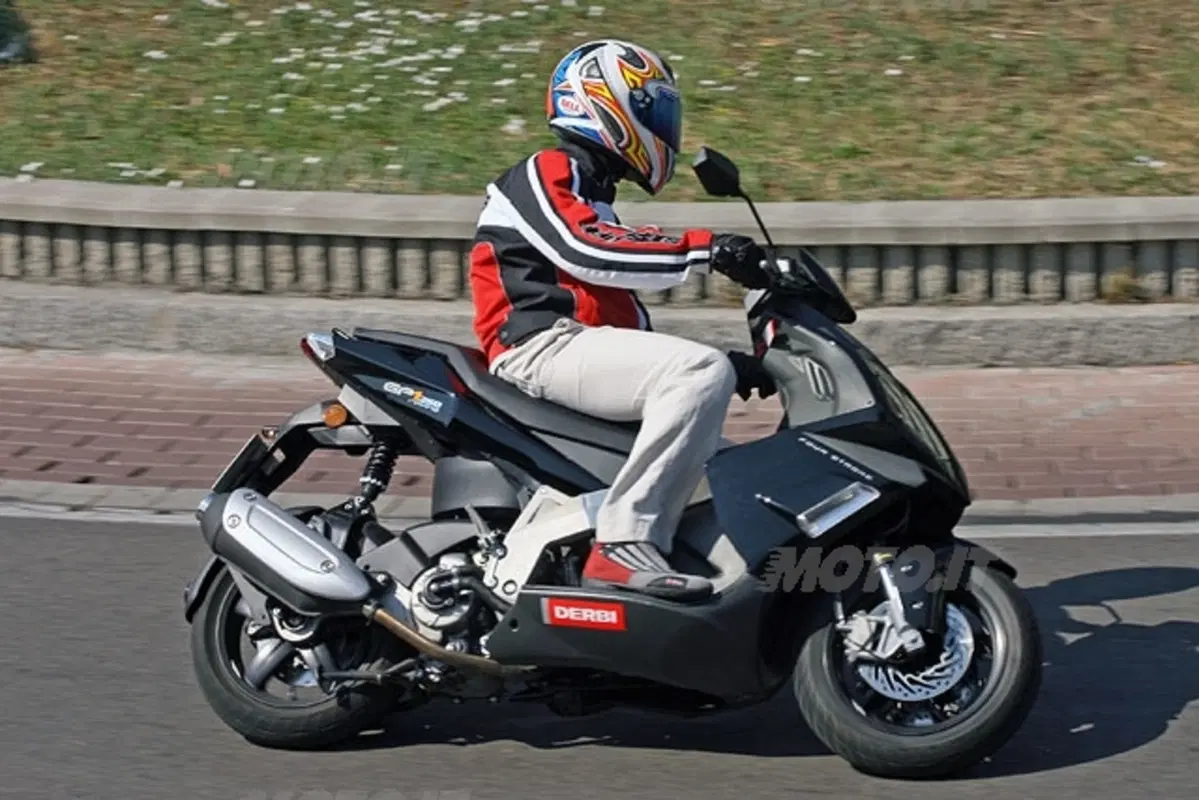 DERBI GP1 250 (14)