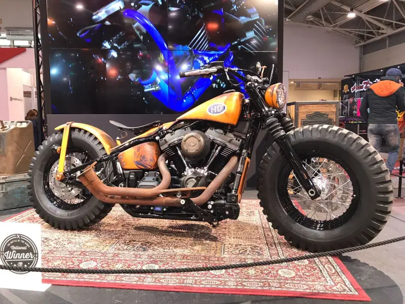 La vincitrice in mostra a Motodays