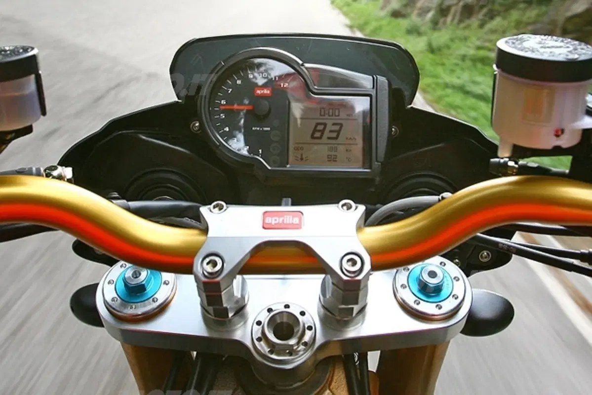 APRILIA Tuono 1000 R Factory (4)