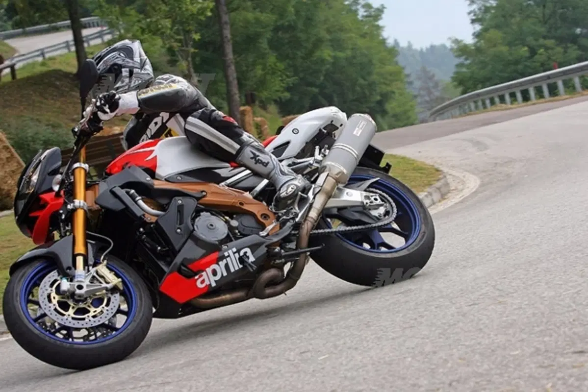 APRILIA Tuono 1000 R Factory (11)