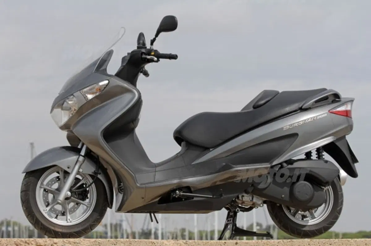 SUZUKI Burgman 200 (2)
