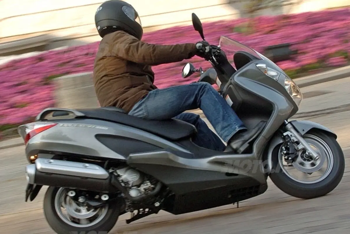 SUZUKI Burgman 200 (16)