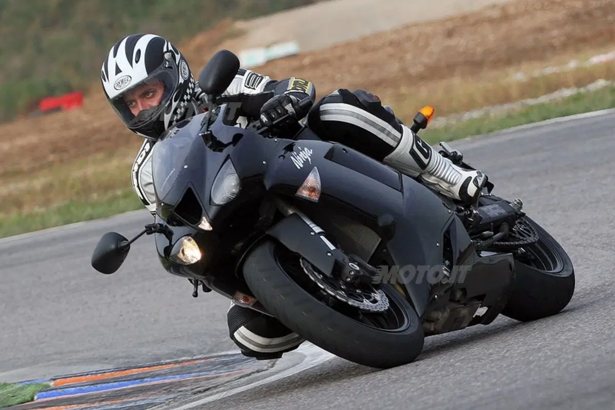 KAWASAKI Ninja ZX6-R (12)
