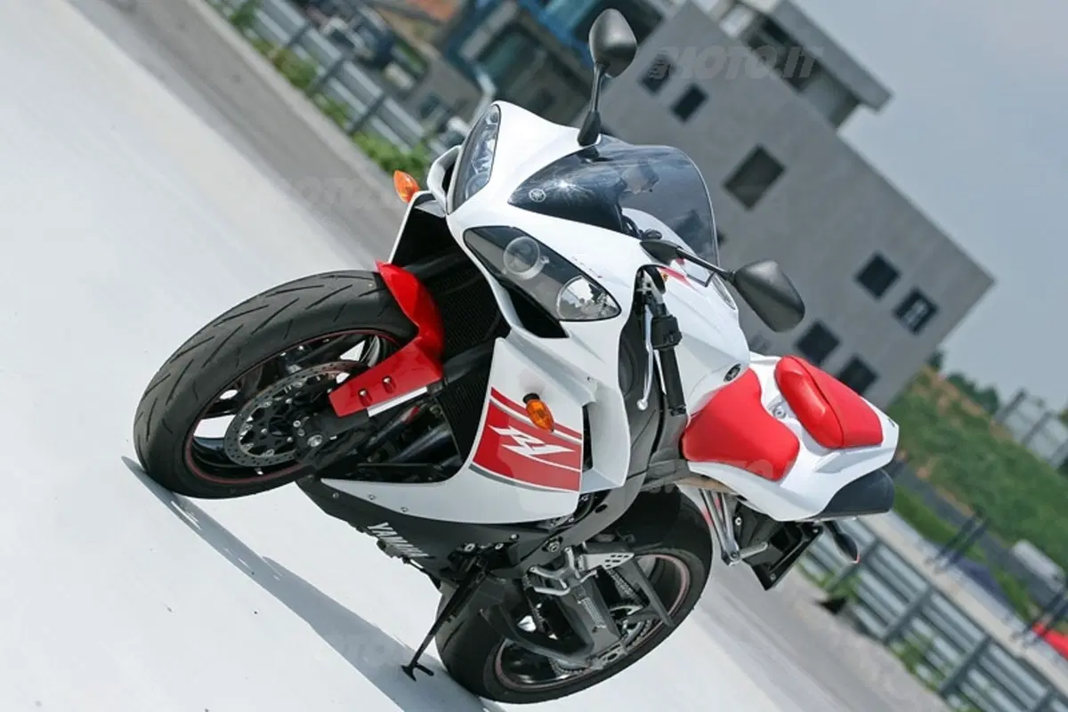 YAMAHA YZF R1 (2)
