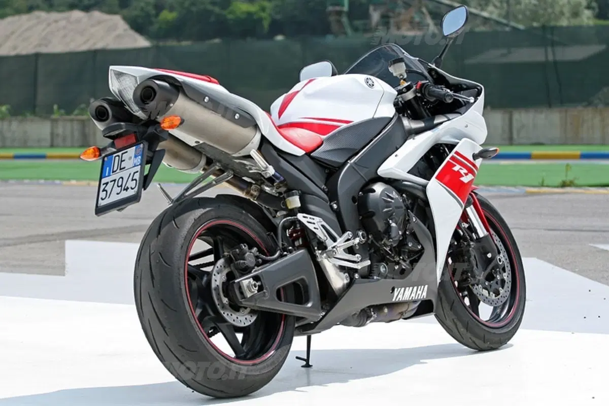 YAMAHA YZF R1 (3)