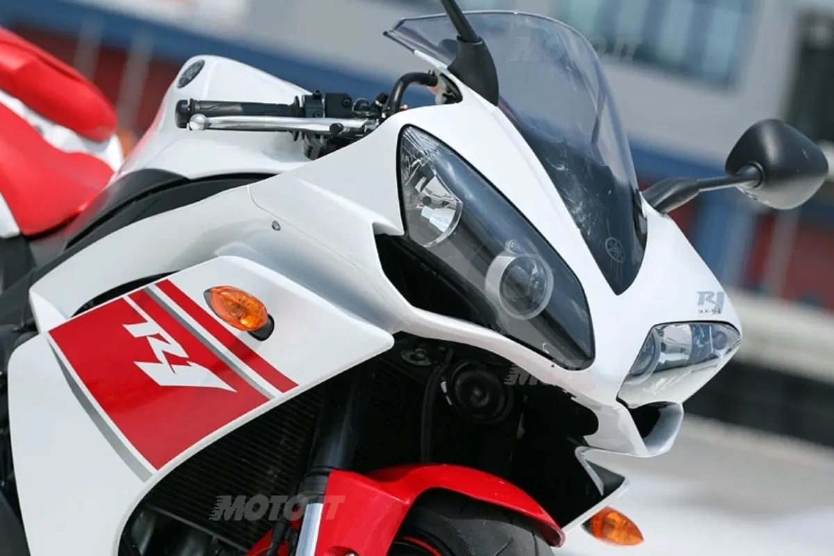 YAMAHA YZF R1 (4)